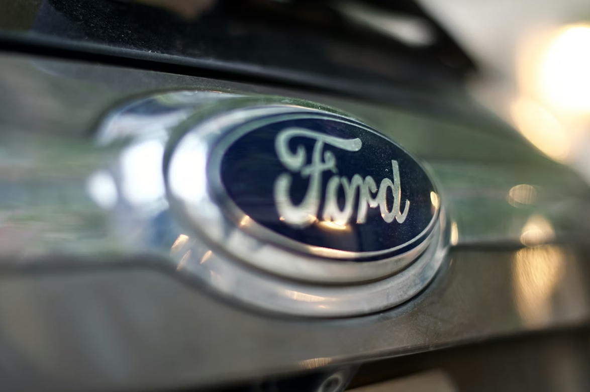 Ford logo em frente de veículo