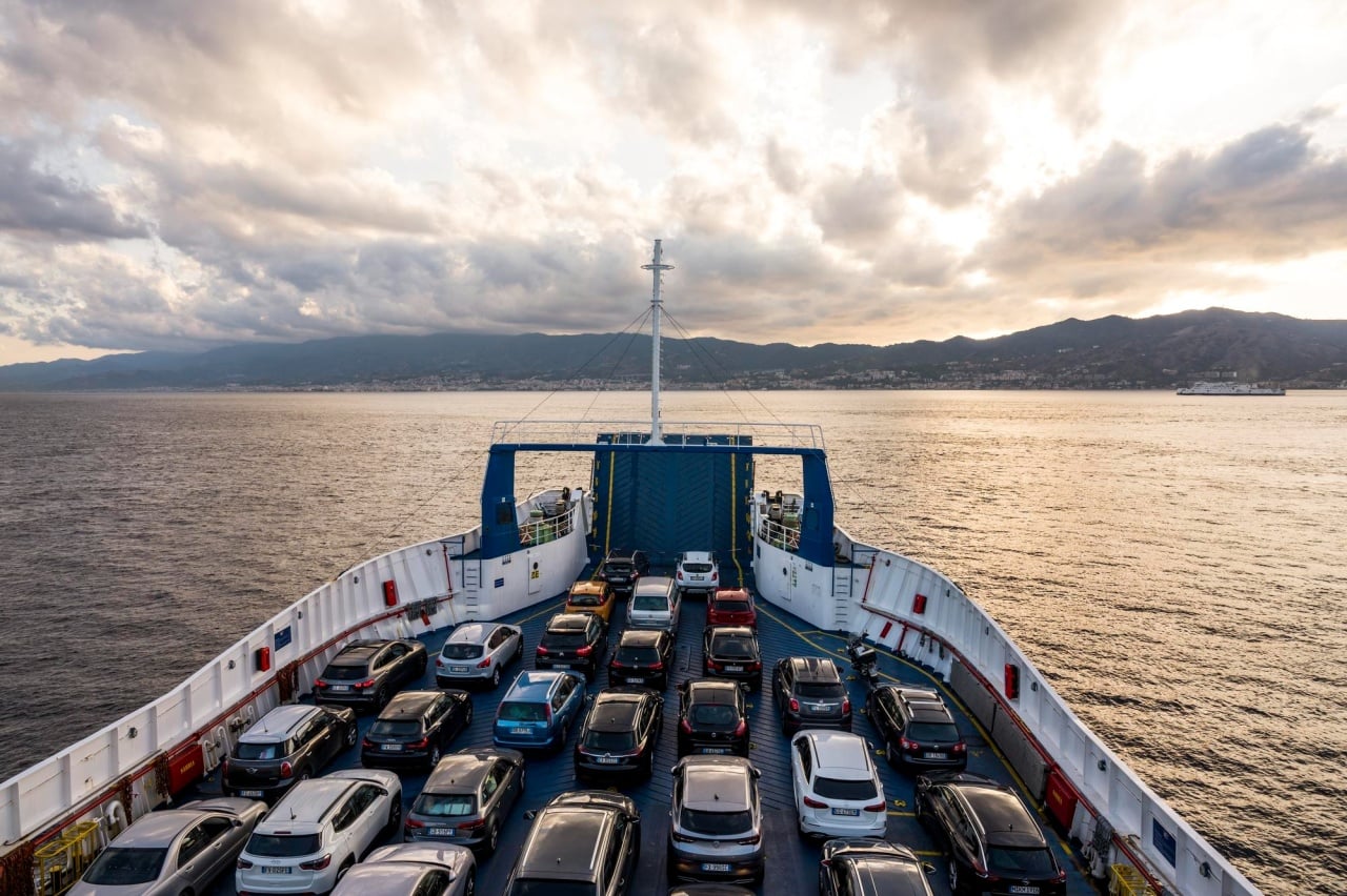 Carregamento de carros em embarcação