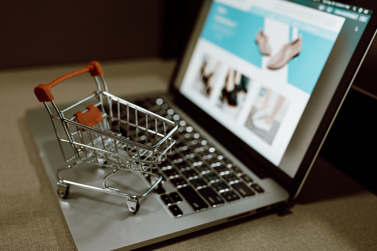 carrinho de compras em frente de site