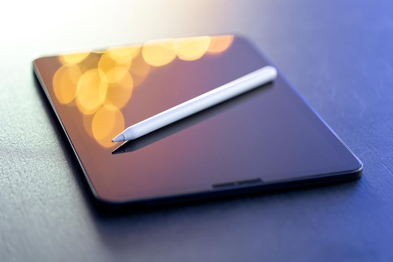 tablet com spen em cima