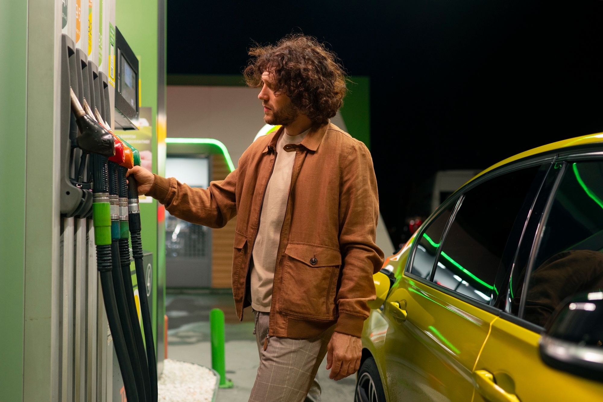 Pessoa a abastecer carro