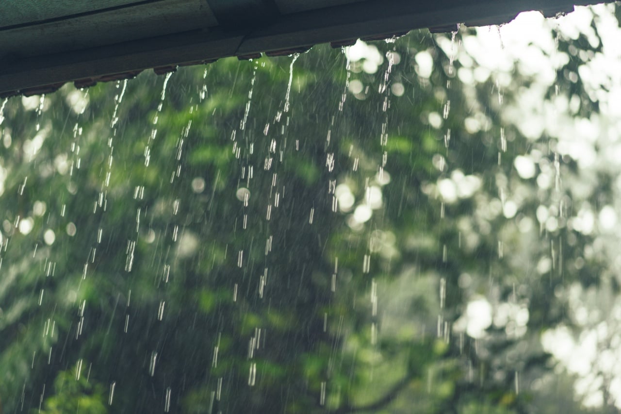 Chuva a cair de telhado