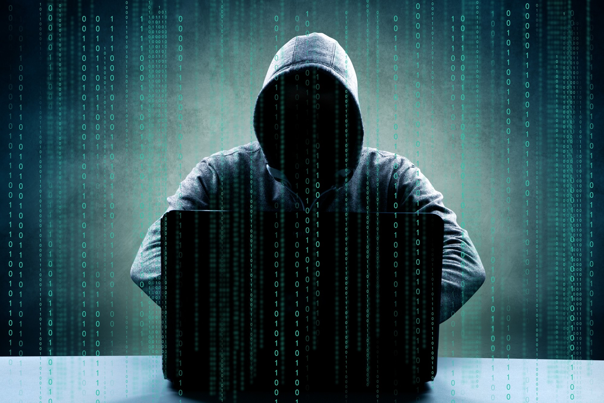 hacker em frente de computador