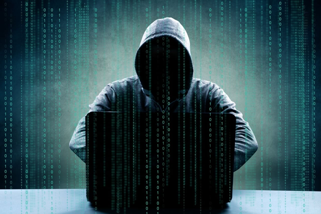 hacker em frente de computador