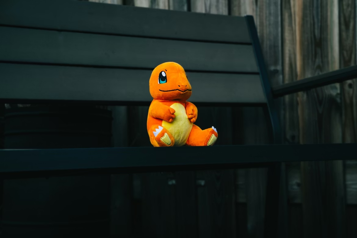 Pokemón sentado em banco