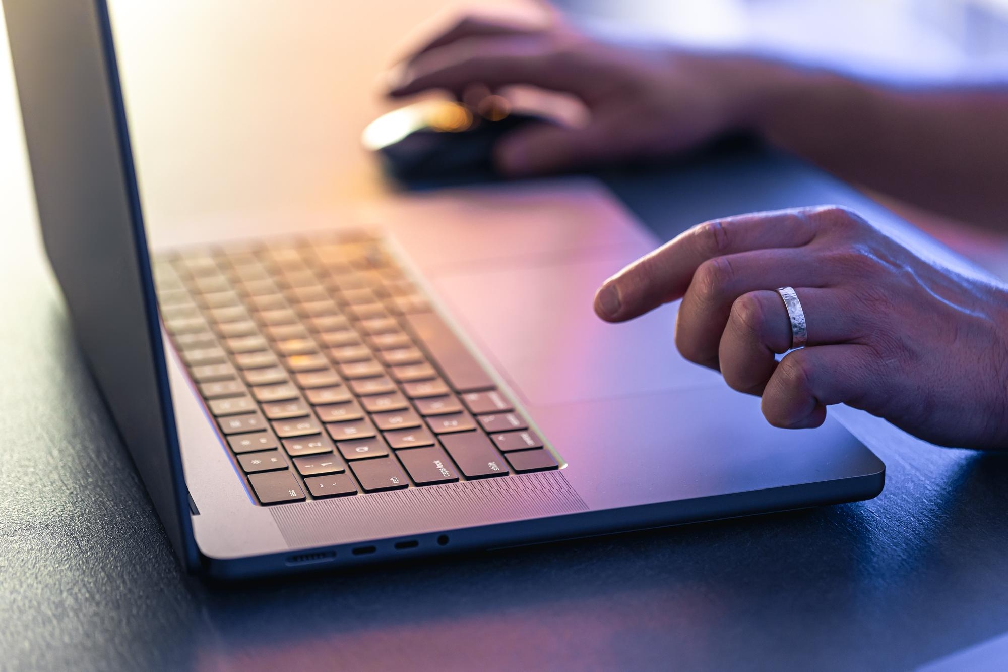 pessoa a usar computador portátil