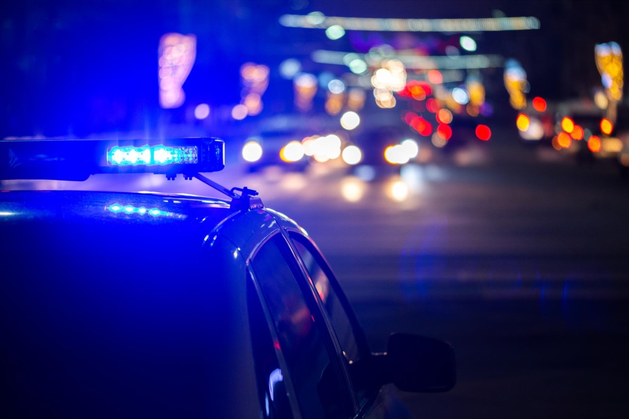 carro da polícia em estrada movimentada