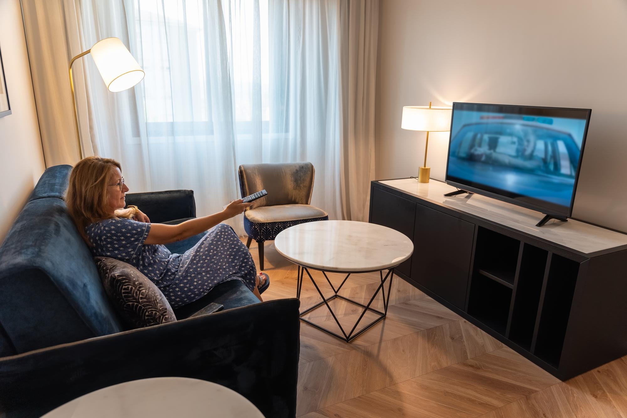 pessoa a usar comando de tv