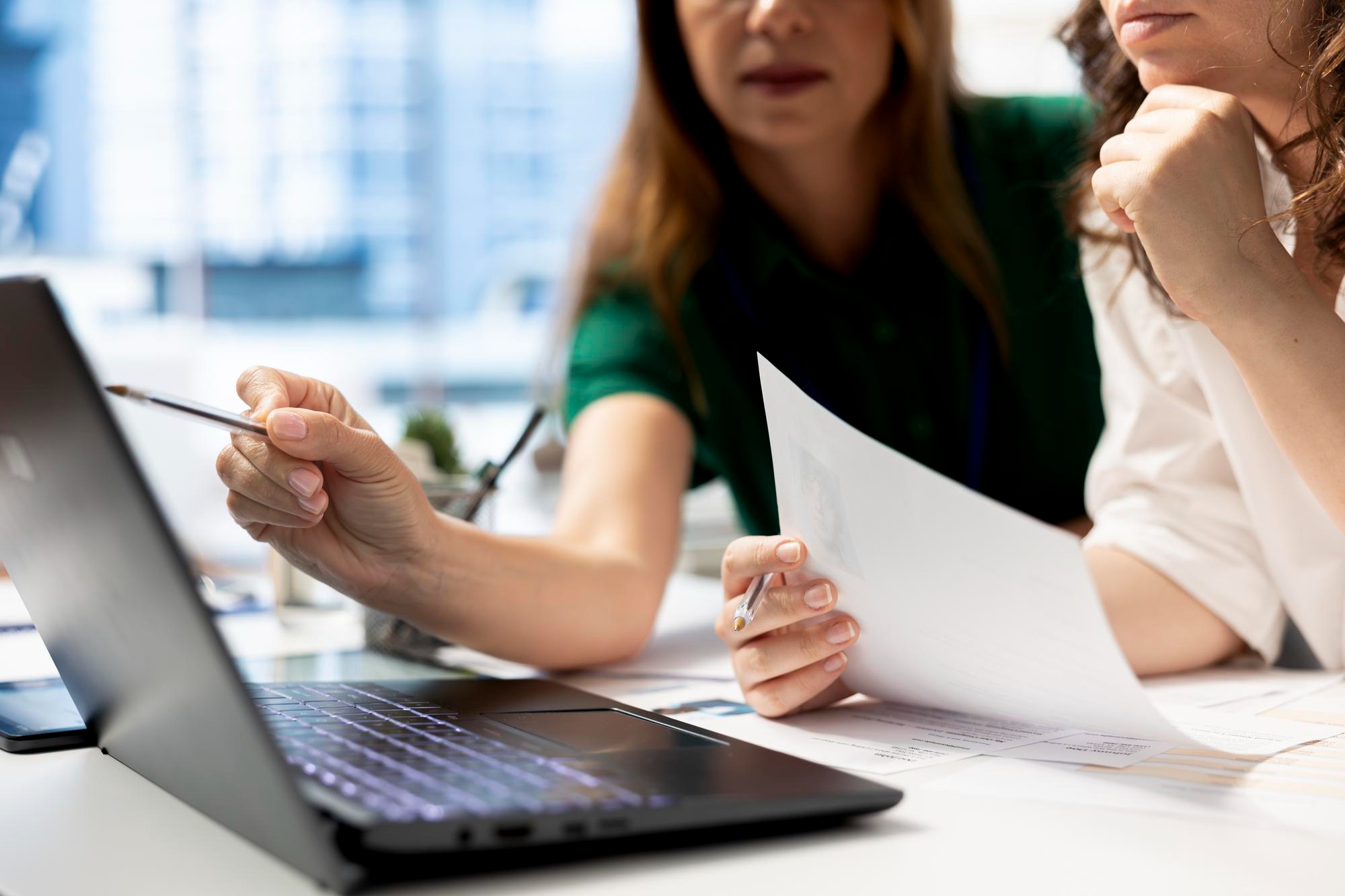 pessoas em frente de computador