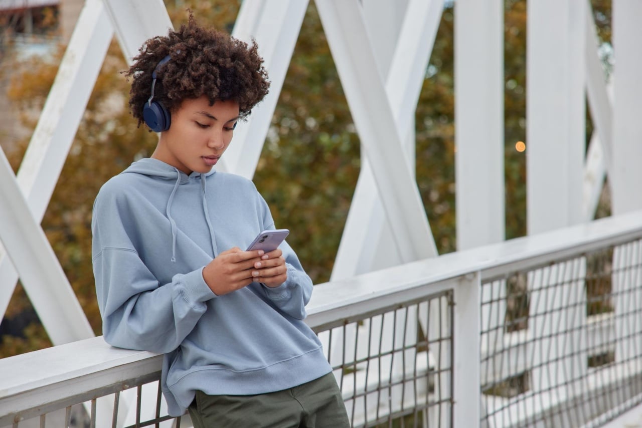 pessoa a usar smartphone com música