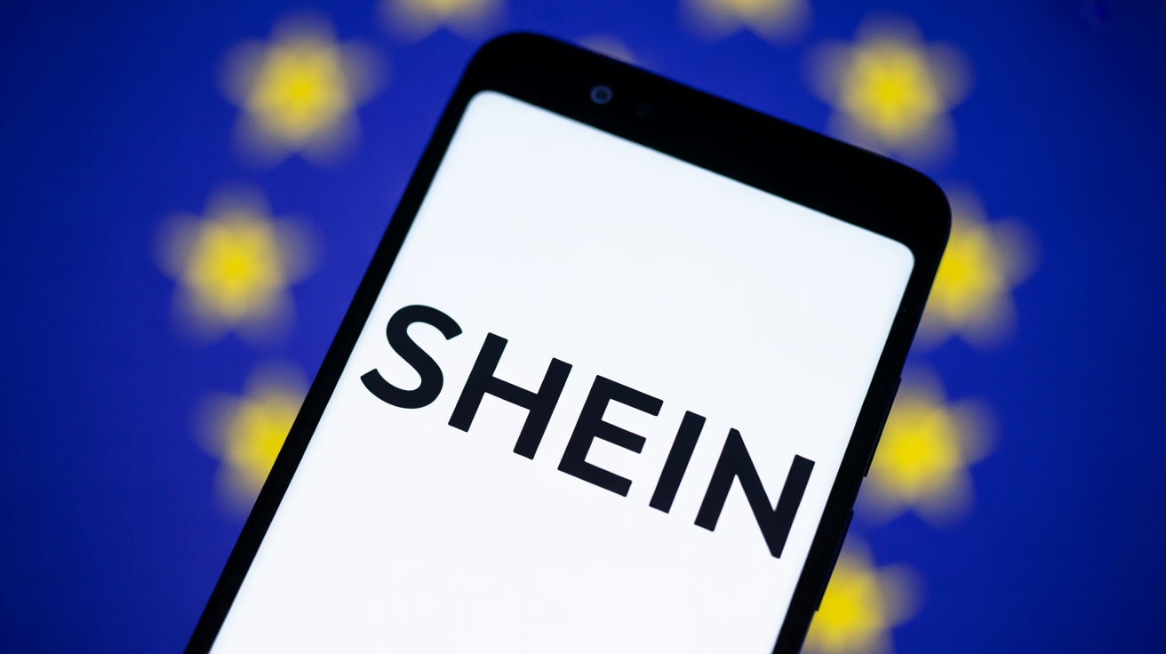 Shein com bandeira da União Europeia em fundo