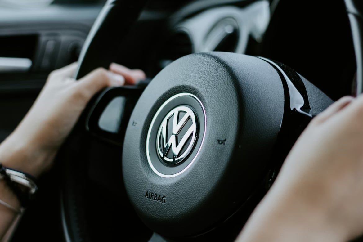 VW logo em volante