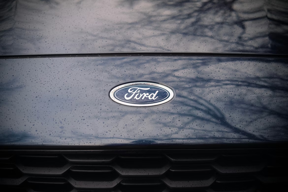 Ford logo em frente do carro