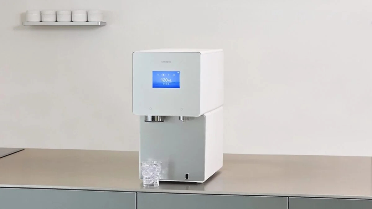 Um dispensador de água com um botão digital no topo.