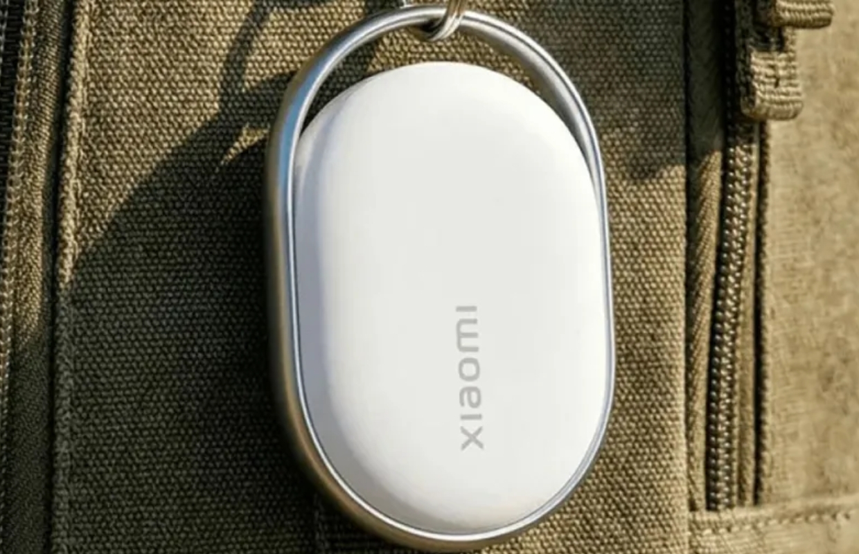 Um dispositivo Xiaomi com uma fita de segurança pendurada.