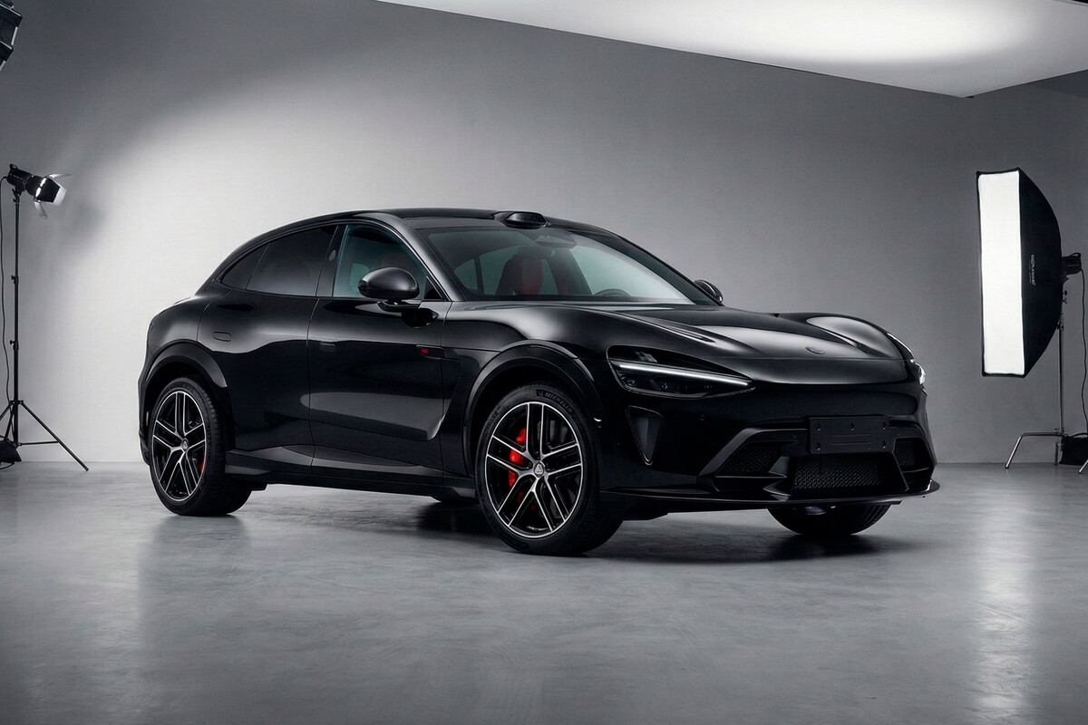 Carro esportivo com teto abaixo, tires de corrida e sistema de suspensão avançado.