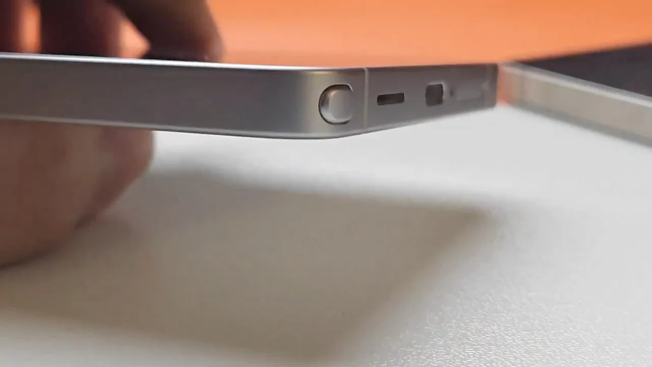 A imagem mostra a parte frontal de um dispositivo móvel com uma tela de 5,5 polegadas.