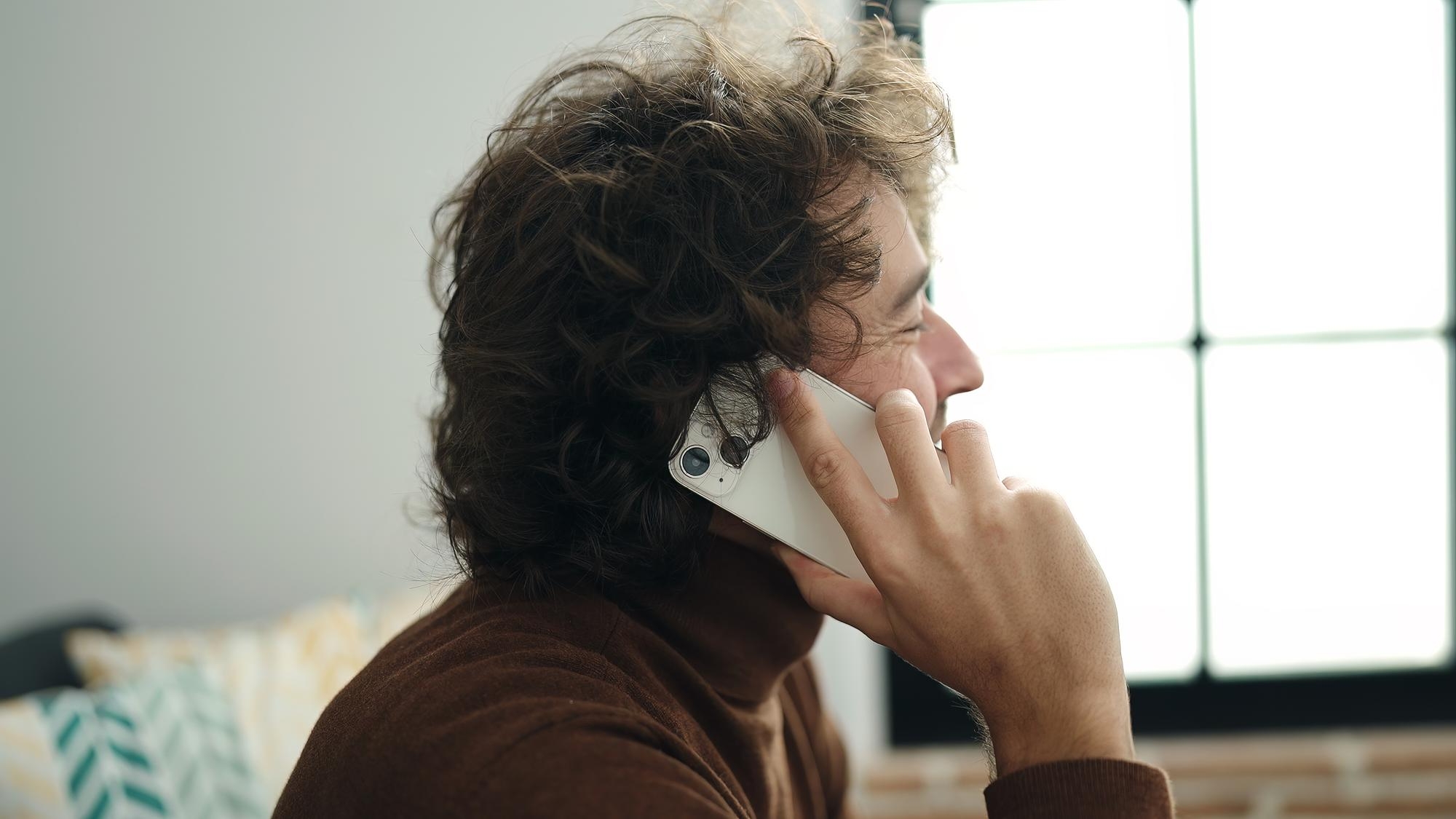 pessoa a realizar uma chamada por telemóvel