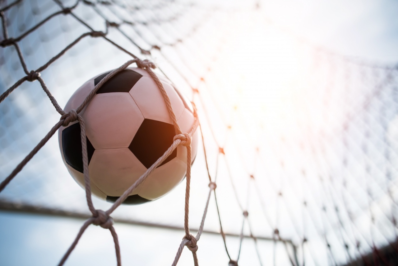Bola de futebol dentro da baliza