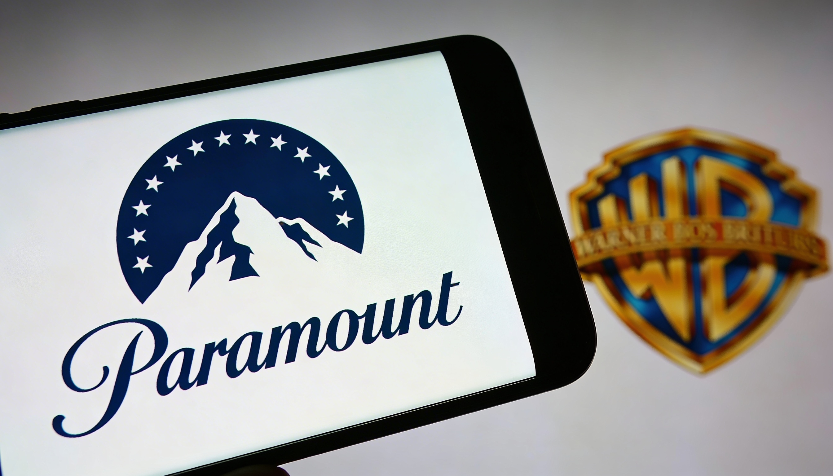 Paramount em smartphon com WB de fundo desfocado