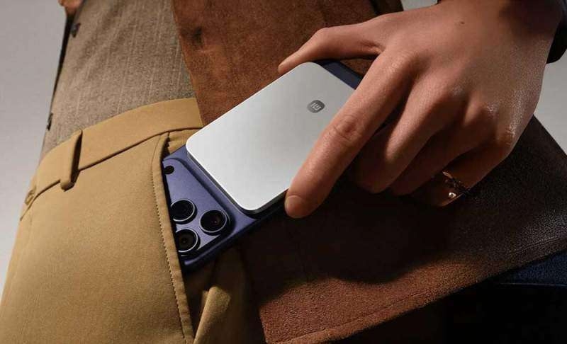 powerbank da xiaomi a ser colocada no bolso