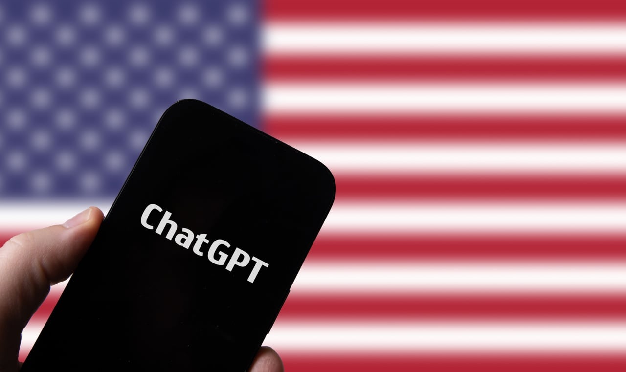 ChatGPT com fundo de bandeira dos EUA