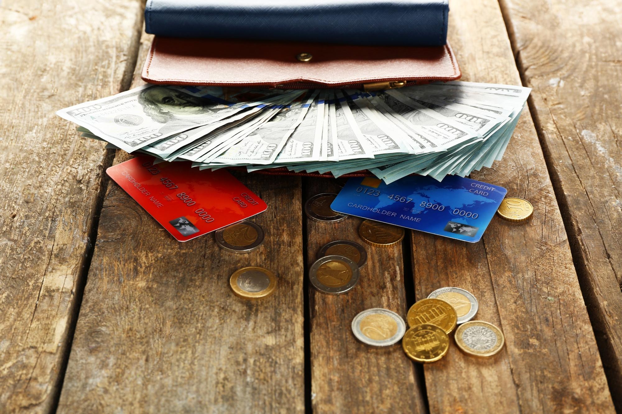 porta moedas com cartões e dinheiro