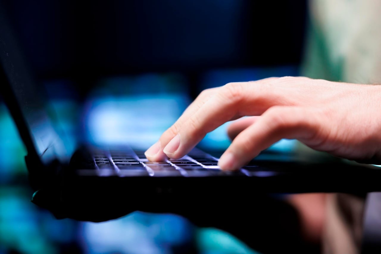 pessoa a usar computador em teclado