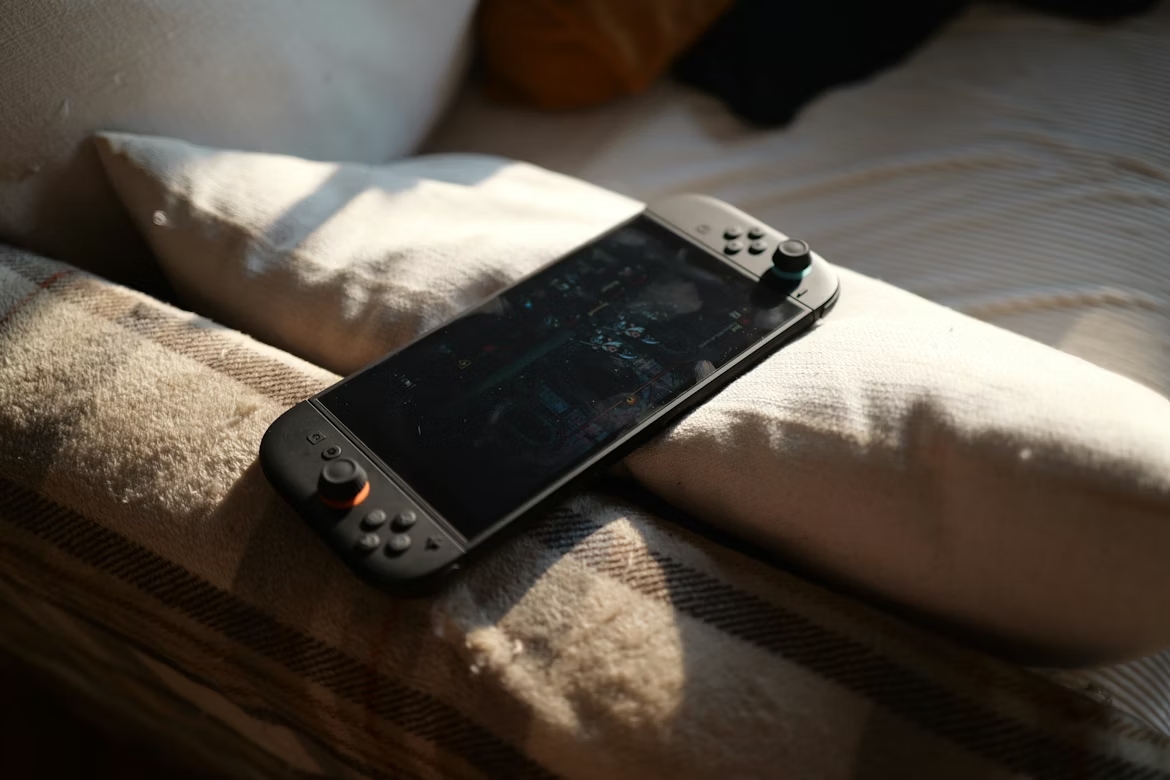 Nintendo Switch 2 em cima de sofá