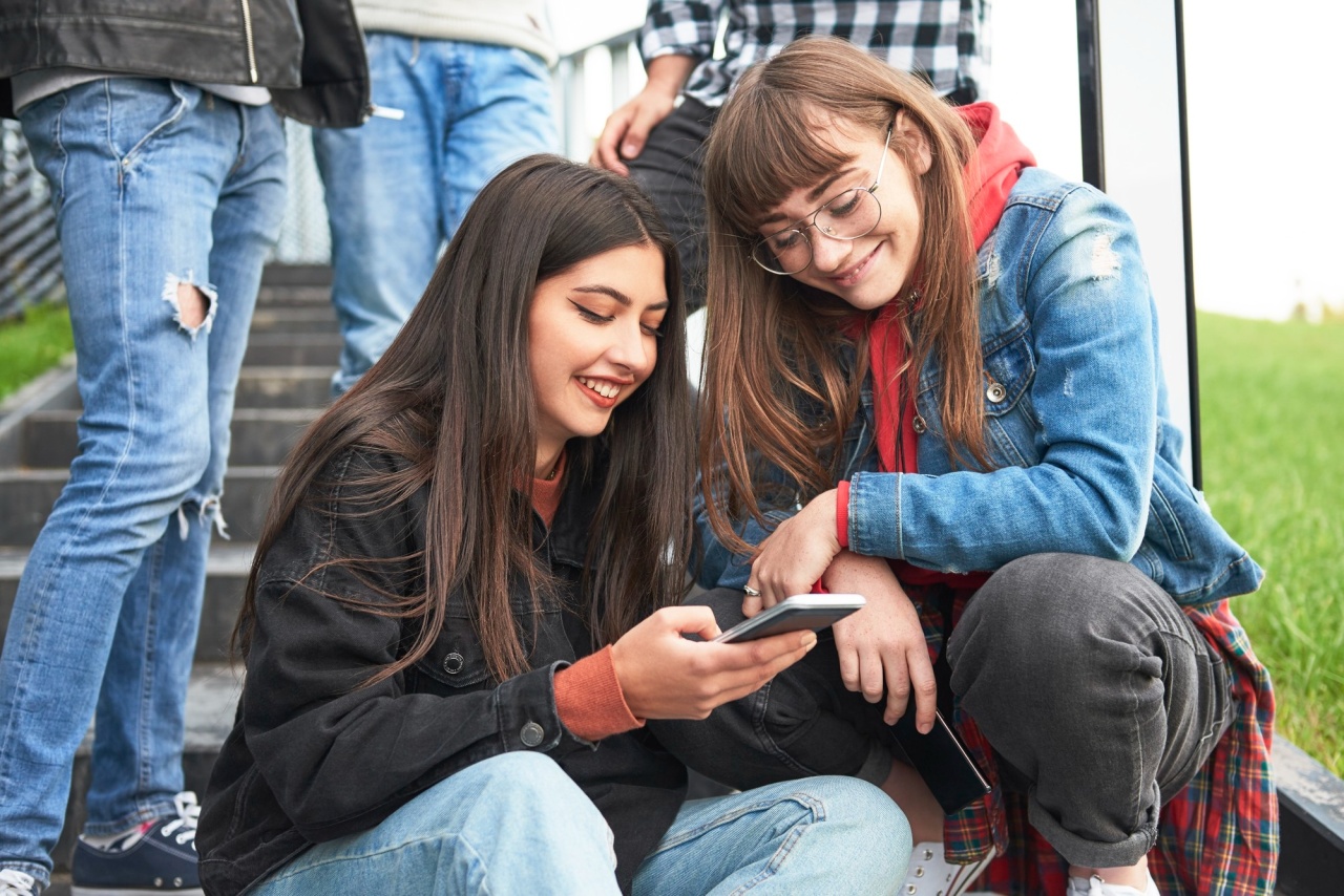 jovens a usarem smartphone em recreio
