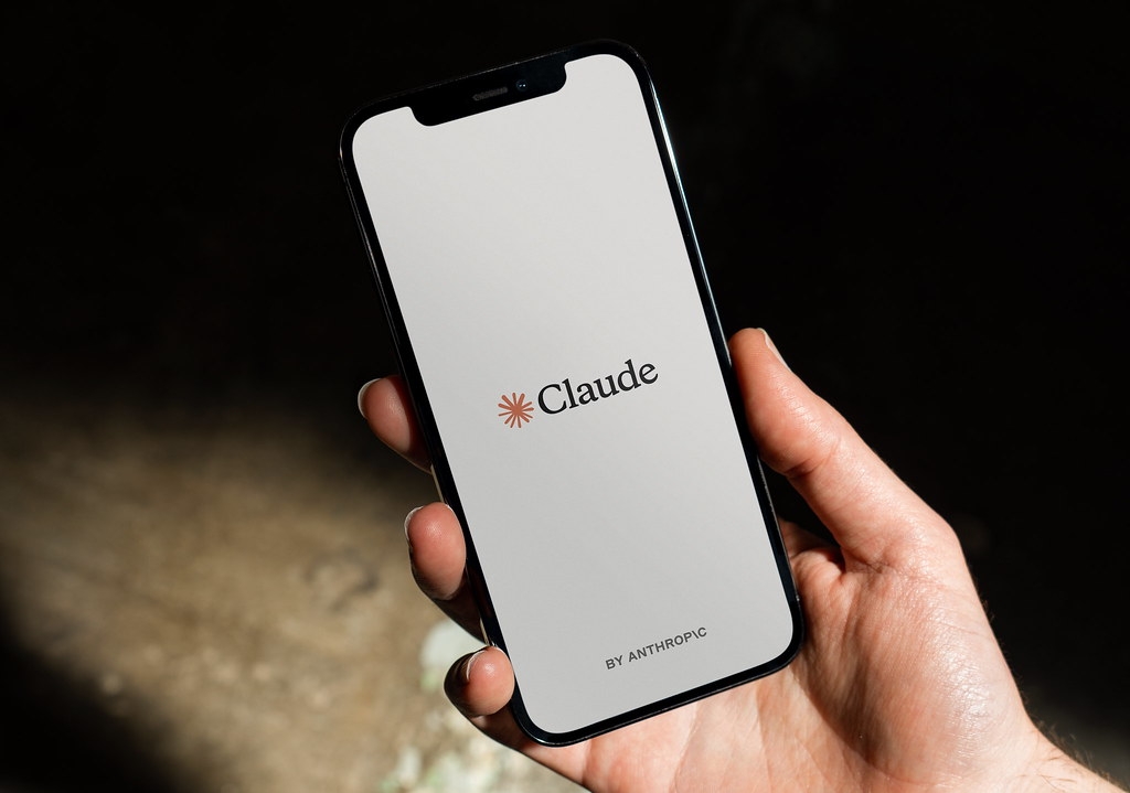 Claude AI em smartphone