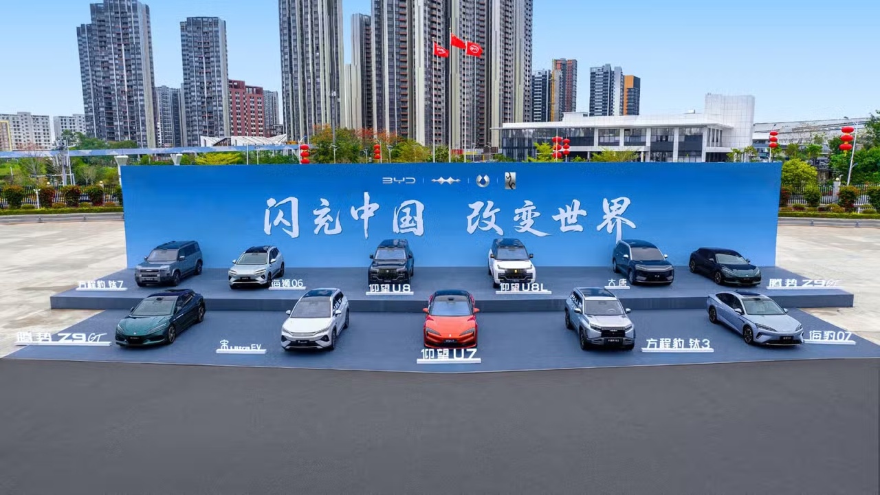 veículos da BYD em carregamento