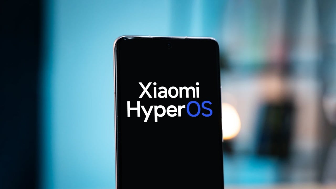 Xiaomi HyperOS logo em smartphone