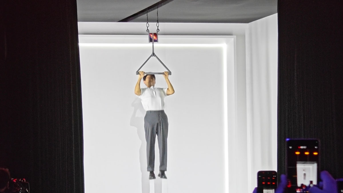 detalhes da apresentação com CEO a fazer pull ups no dispositivo