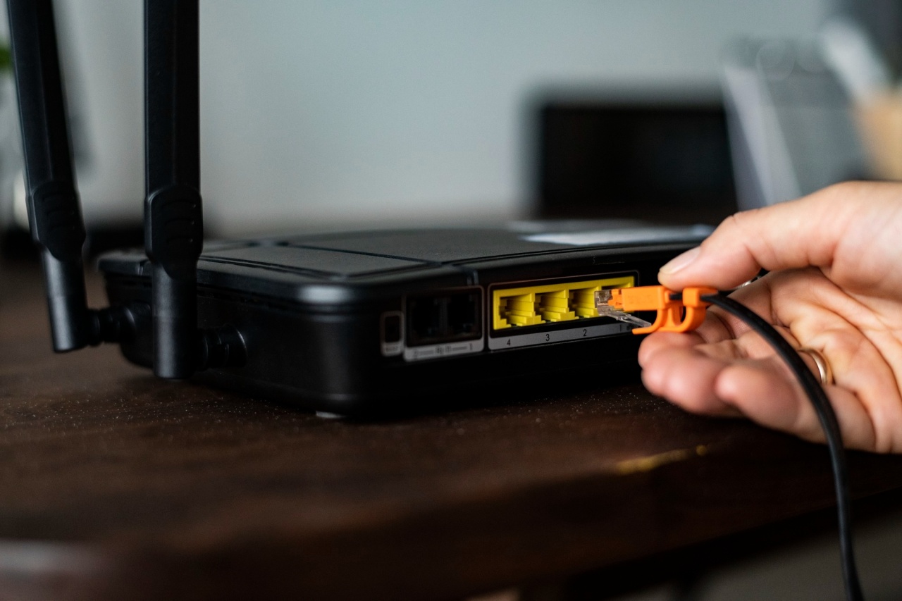 router com pessoa a ligar ficha