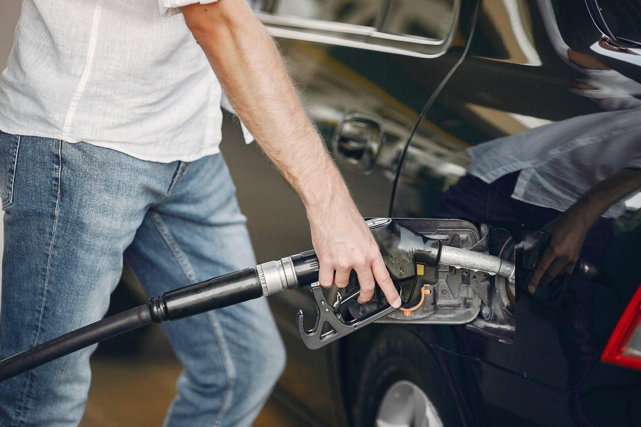 carro a encher combustível