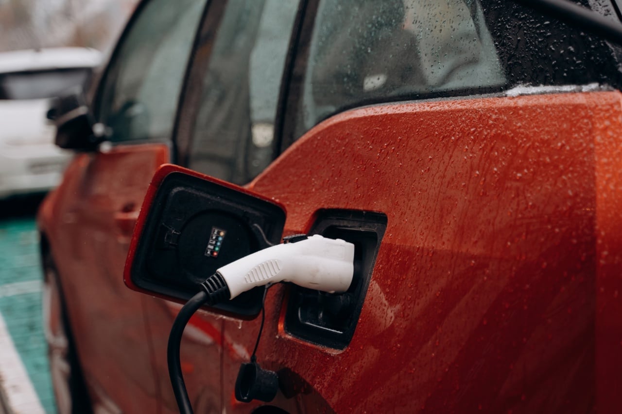 carro elétrico em carregamento