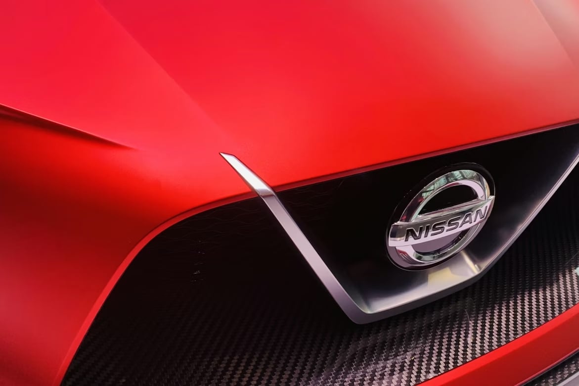 Nissan logo em frente de carro
