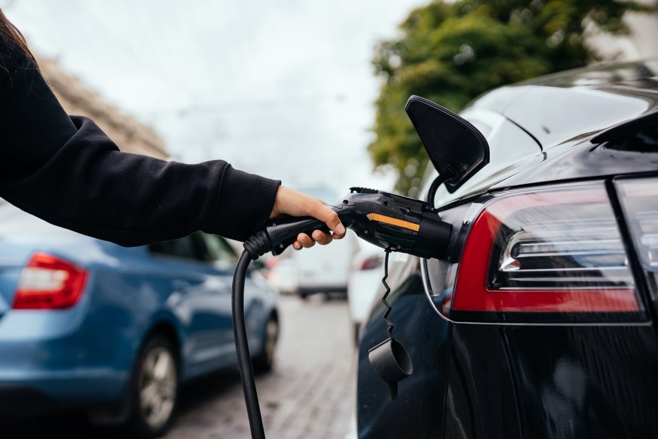 veículo elétrico a carregar