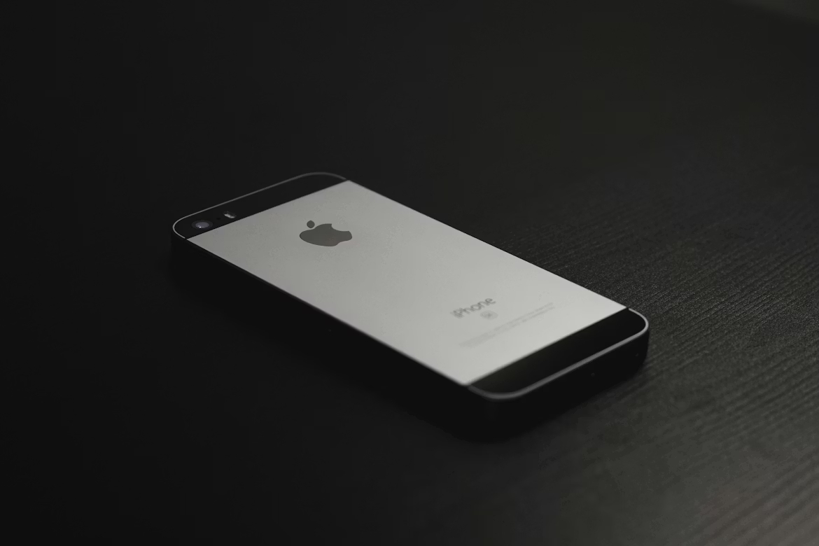 iPhone antigo em cima de mesa
