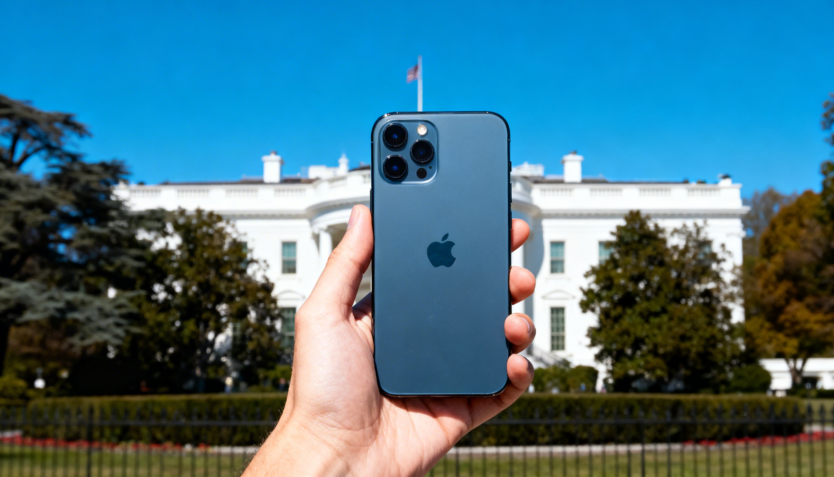 iPhone em frente da casa branca