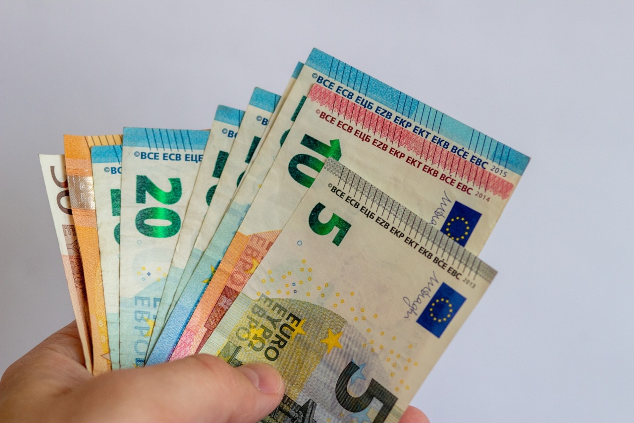 notas de euro em mão