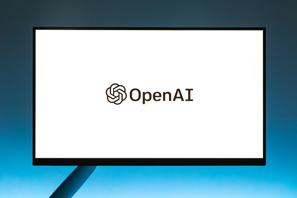 OpenAI logo em ecrã de computador
