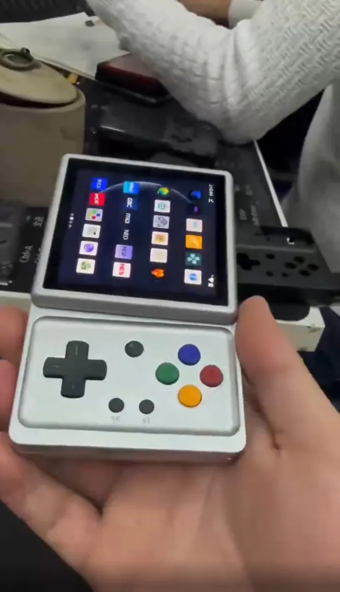 detalhes da consola com ecrã rotativo