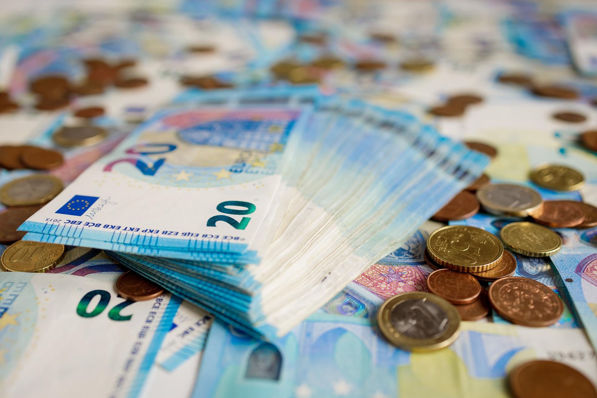 notas de euro em cima de mesa