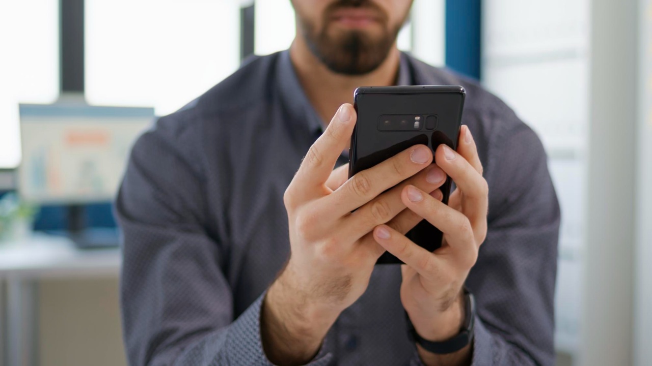 pessoa a segurar smartphone