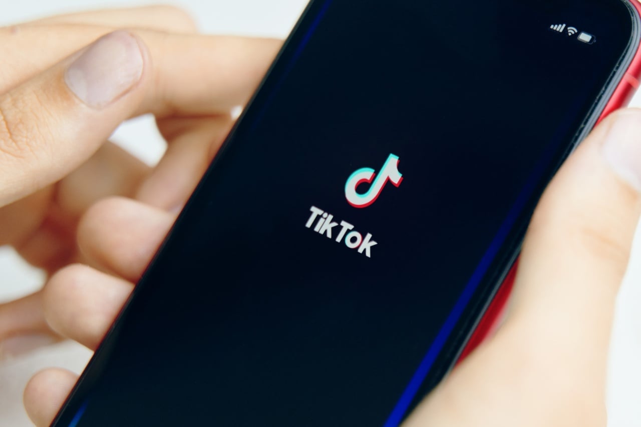 TikTok logo em smartphone