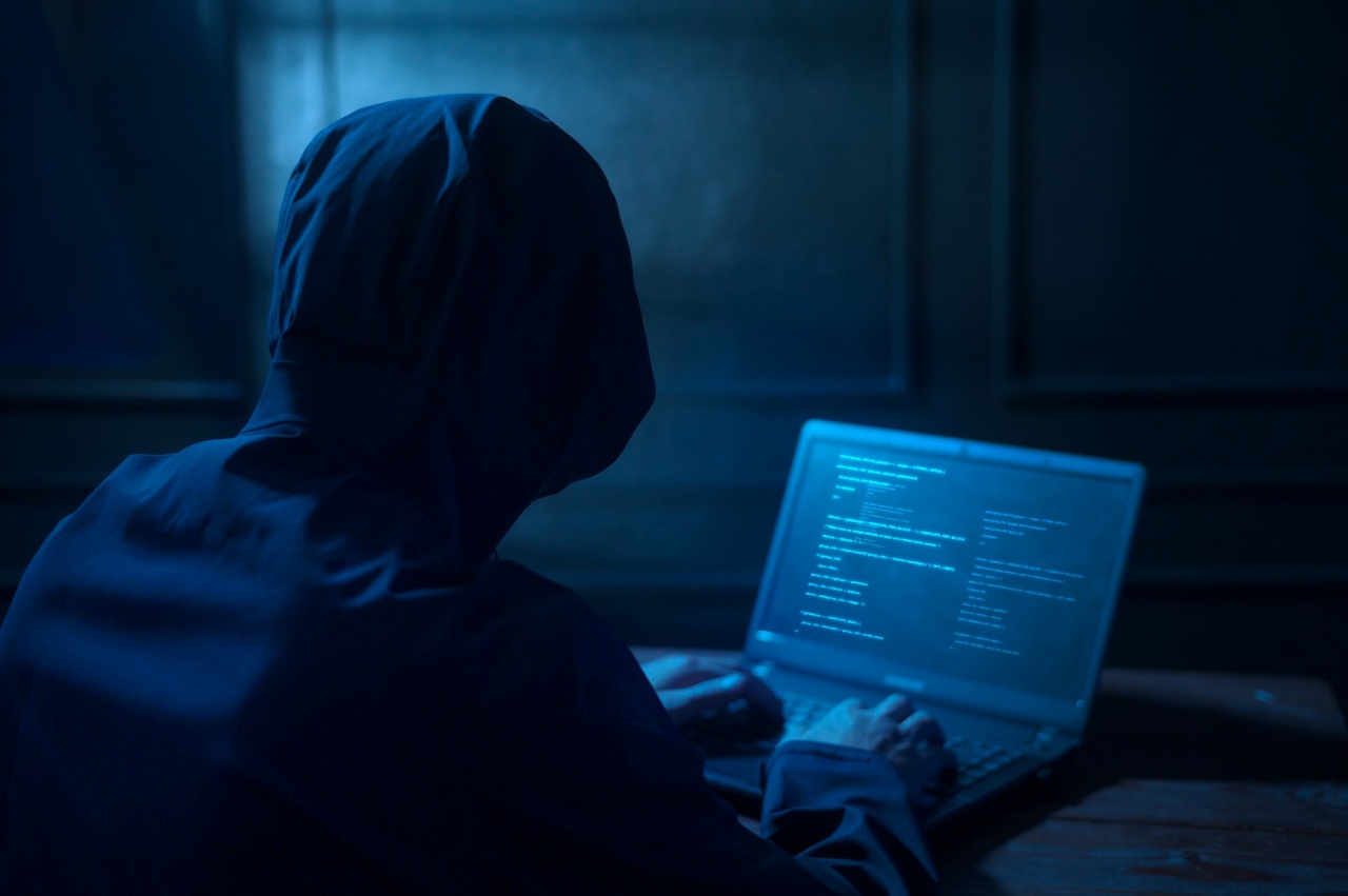 hacker em frente de computador