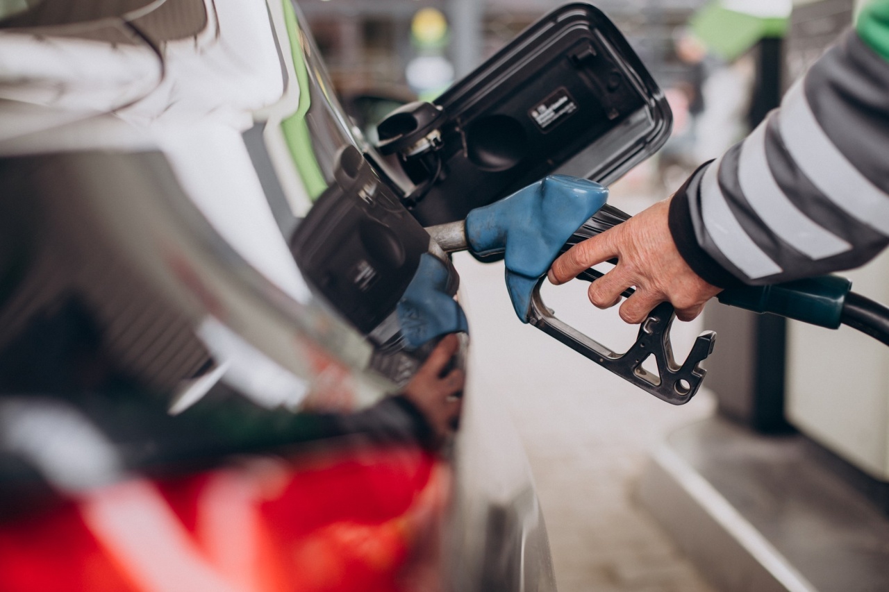 pessoa a colocar combustível em carro