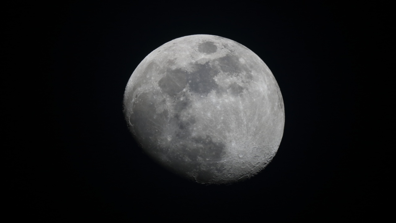Lua ao detalhe